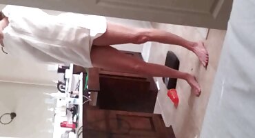 sex quay len tam Guy cumshot trên âm hộ lông của cô gái yêu thích sexnhat của mình vào một ngày.