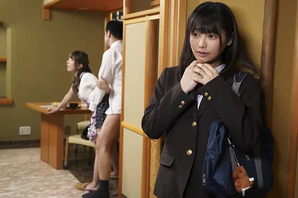 phim sex mẹ kế đang ngủ Con gái riêng thấy thèm khi nhìn trộm bố dượng nện mẹ